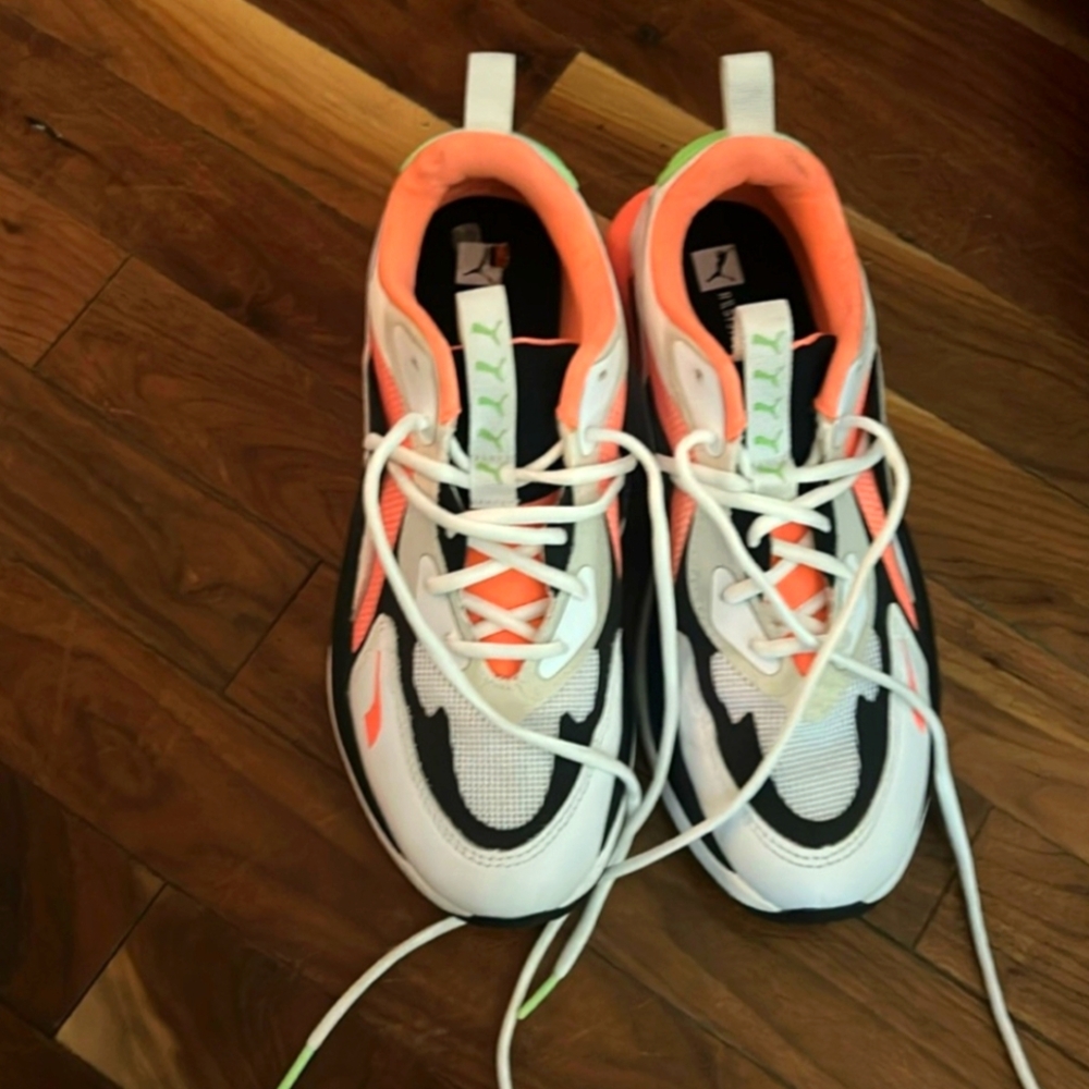Euc PUMA Vibrant Sneakers with Neon Accents VERY COMFORTABLE size 10 Women's - Picture 8 of 8